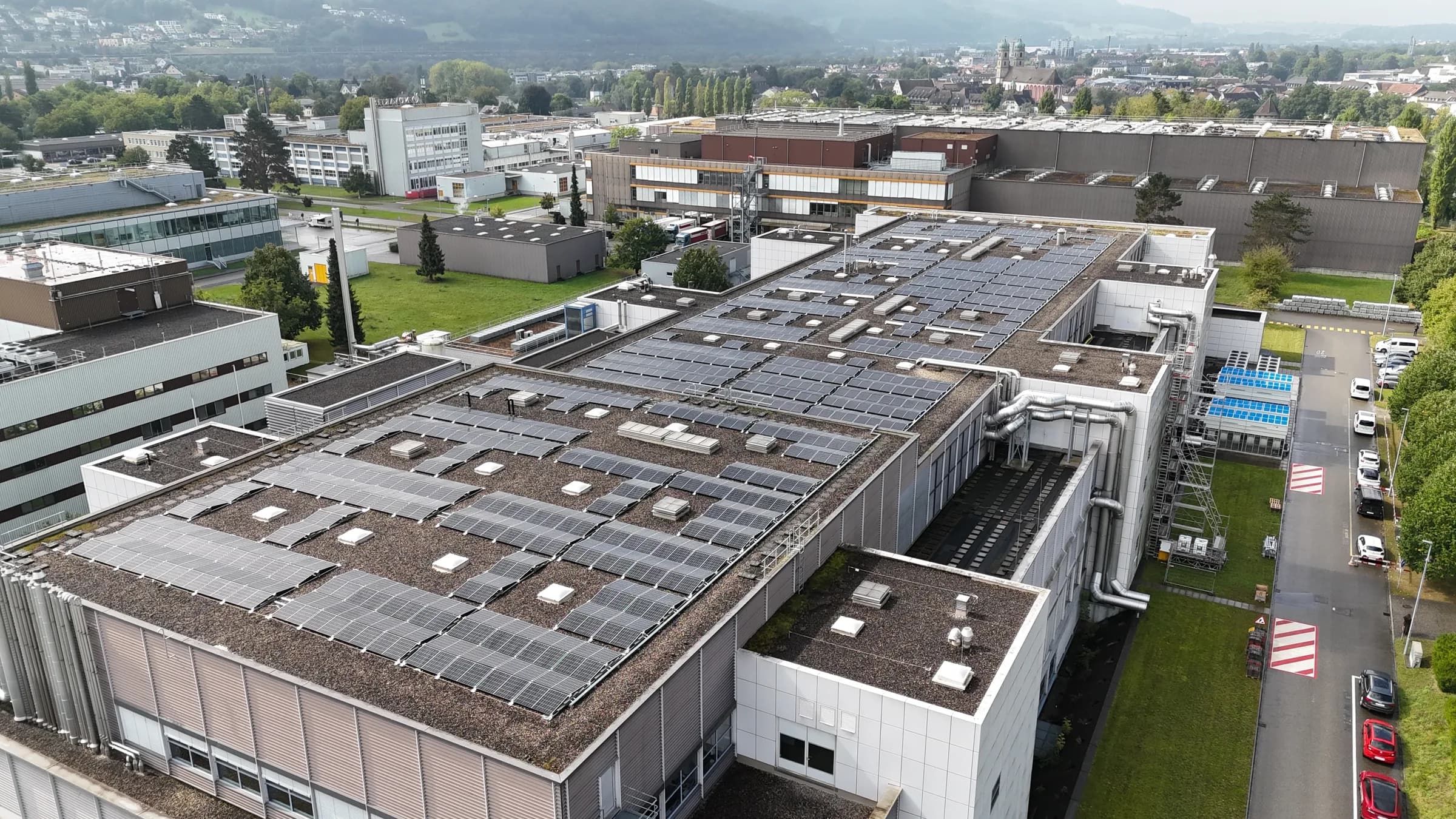 Solaranlage auf einem Schweizer Industriestandort von und du AG